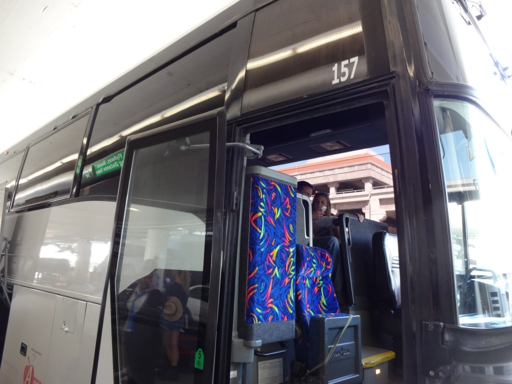 DSC07257片道30ドルのバス　行きはネットで予約しておく